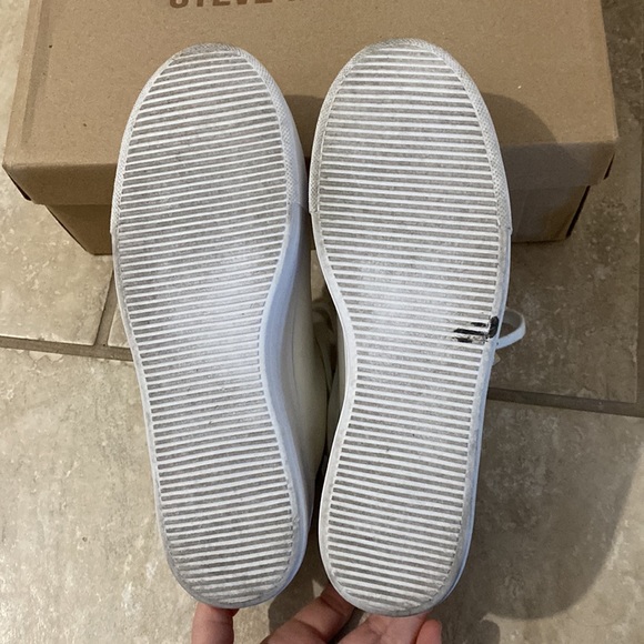 Steve Madden Parson 1 White and Black Shoe with Silver Studs in size 8.5 - Picture 6 of 7